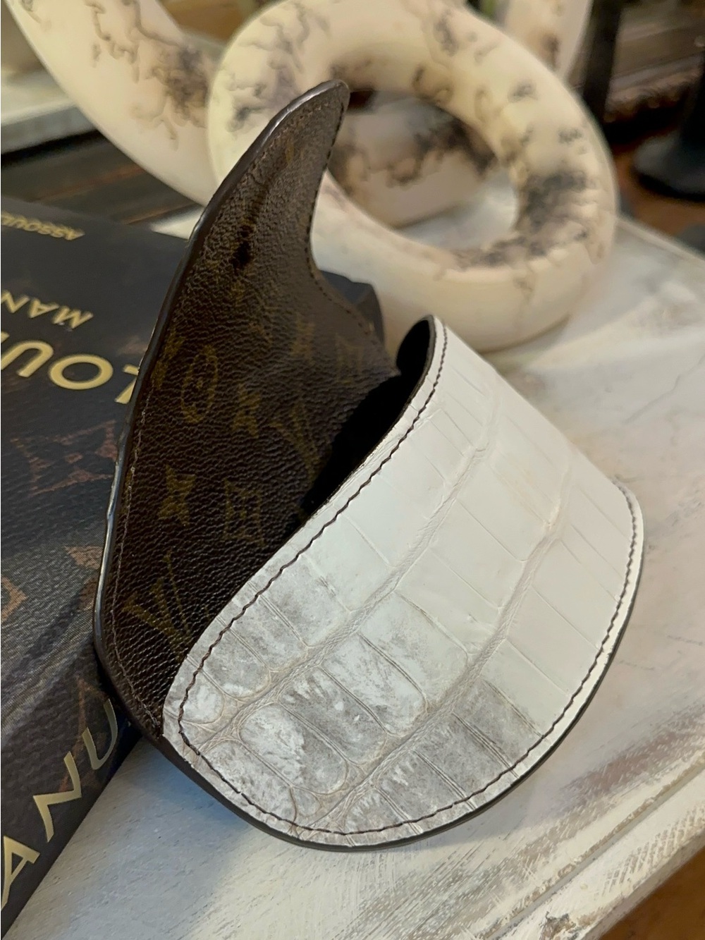 Authentic Himalayan Crocodile Skin Sun Glasses Case with custom Interior - Picture 2 of 4